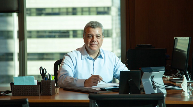 Homem na mesa do escritório